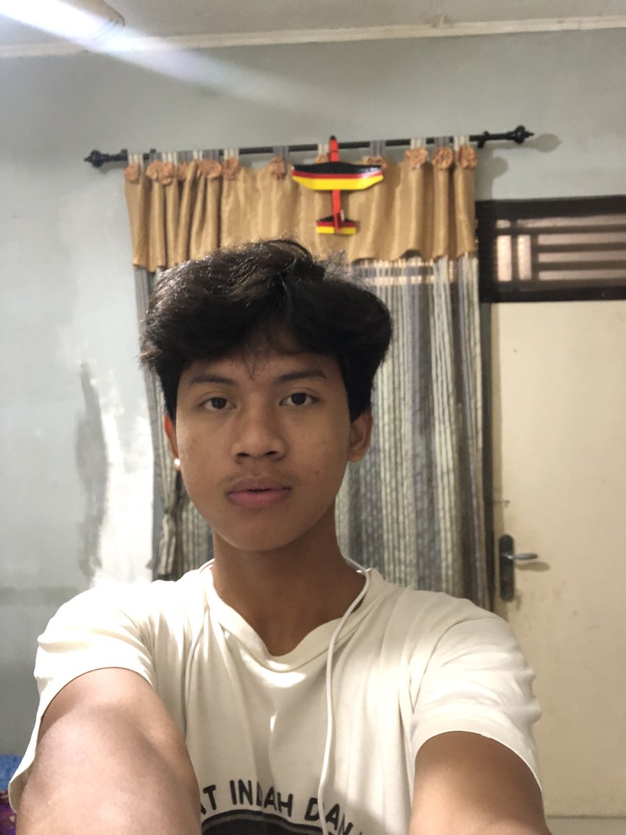 razkaxx's tweet photo. kayanya orang liat gw kaya gini ya.. https://t.co/IIC50iax8t