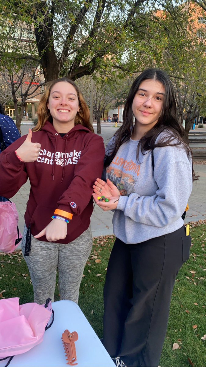 MyaF21's tweet photo. Here we have @itstaty8 and her friend Kat who are making friendship bracelets to give out to others https://t.co/TBtj5oDSdp