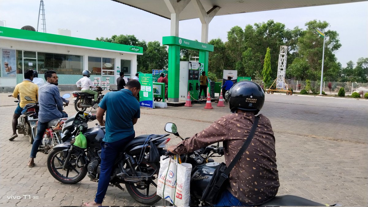 VSuman022's tweet photo. @Jiobpofficial 
We have to wait for half an hour daily for fuelling.
Is it a good service??
They only use single fuel dispenser.
Location- Kolkata-Chennai NH (Nalanga, Bhadrak, Odisha) https://t.co/tj0u6KvO8T
