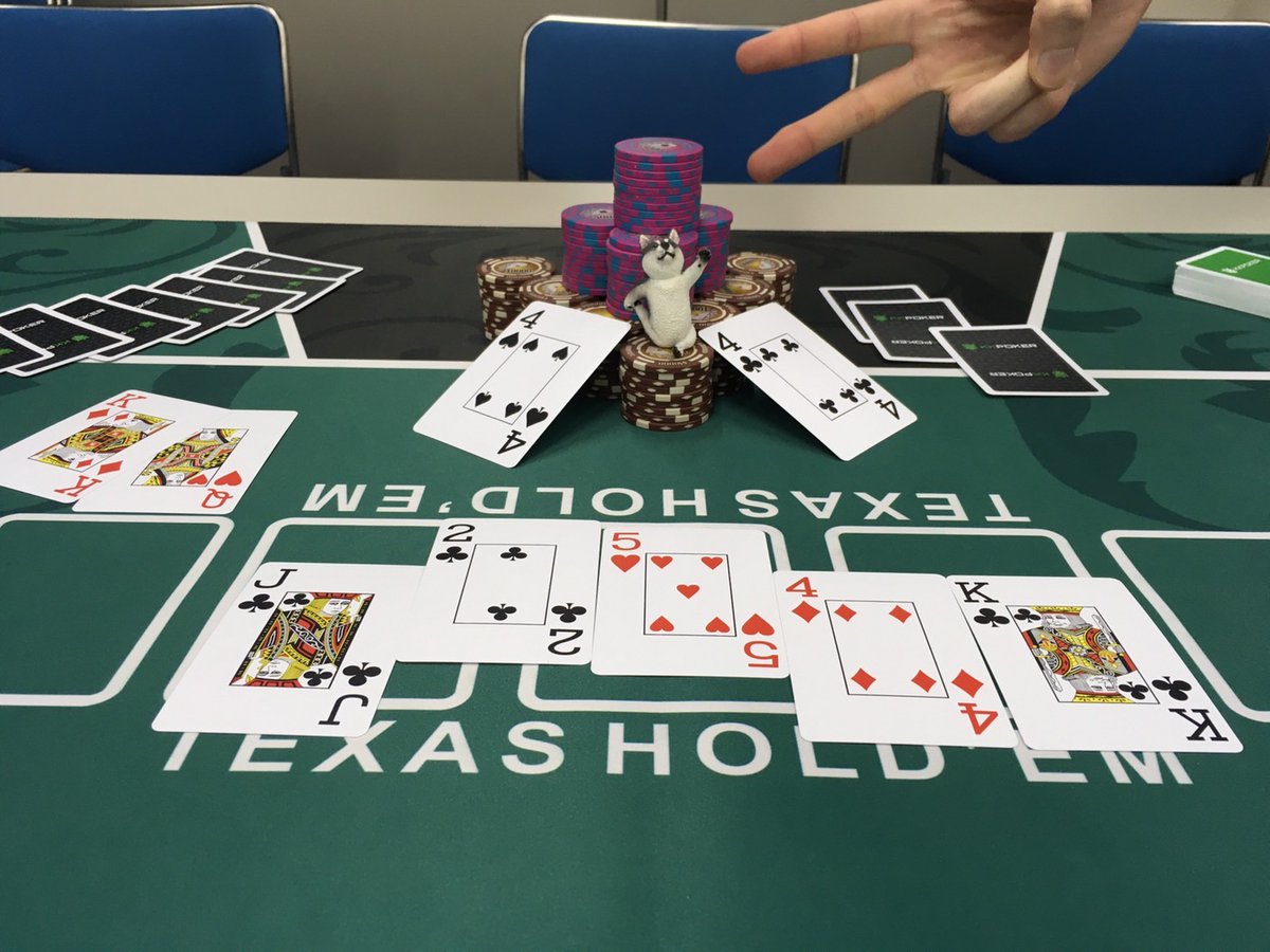 3月の横浜ポーカー部、優勝はYubiさんでした！

ヘッズアップにて、ターンにishiokaさんの超ポットオーバーベットオールインに対し、思考を読み取りボトムペアで決死のブラフキャッチ！！
出てきたハンドは、ターンでできたAハイフラッシュ…ドロー！
そのまま引かれず、勝利を確実なものにしました！