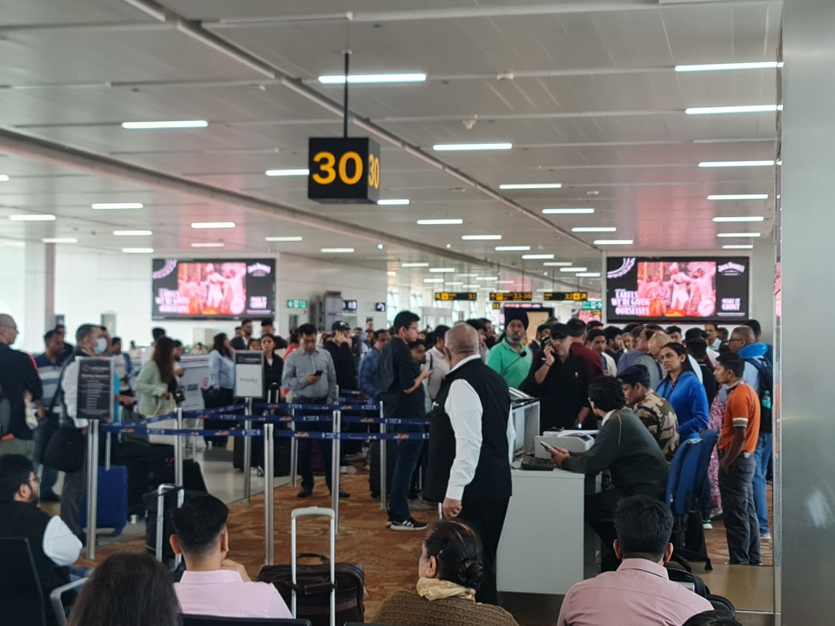 gauravwankhede's tweet image. @airindiain

Your #AI665 flight delayed by more than 2 hrs, by the looks of it, there is no crew available.👀

No offical at the gates to inform passengers, display has not changed either

Utter chaos, carelessness &amp;amp; sheer apathy 

#AI665 #DelhiMumbai 

@DelhiAirport @GMR_Group