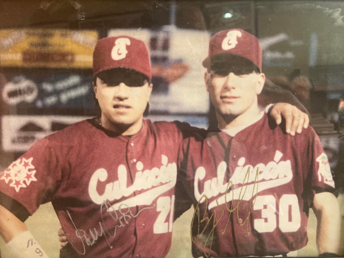 _MiguelLugo's tweet photo. Esta dupla fue la artífice del éxito de México🇲🇽. Benjamín Gil y Vinicio Castilla. Me gustaría verlos juntos de nueva cuenta al frente de un equipo.

📸 Fotografía del museo personal de Fausto Castaños. https://t.co/nIMC7Y7Avl