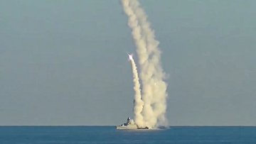 particleshift's tweet photo. #Ukraine says Russia #Kalibr #missile cargo hit in transit to Crimea
Ukraine says shipment of Russian Kalibr #cruisemissiles was destroyed in transit to #BlackSea Fleet in #Crimea.

https://t.co/hIvTEcnx4k https://t.co/ilxEX6szMC