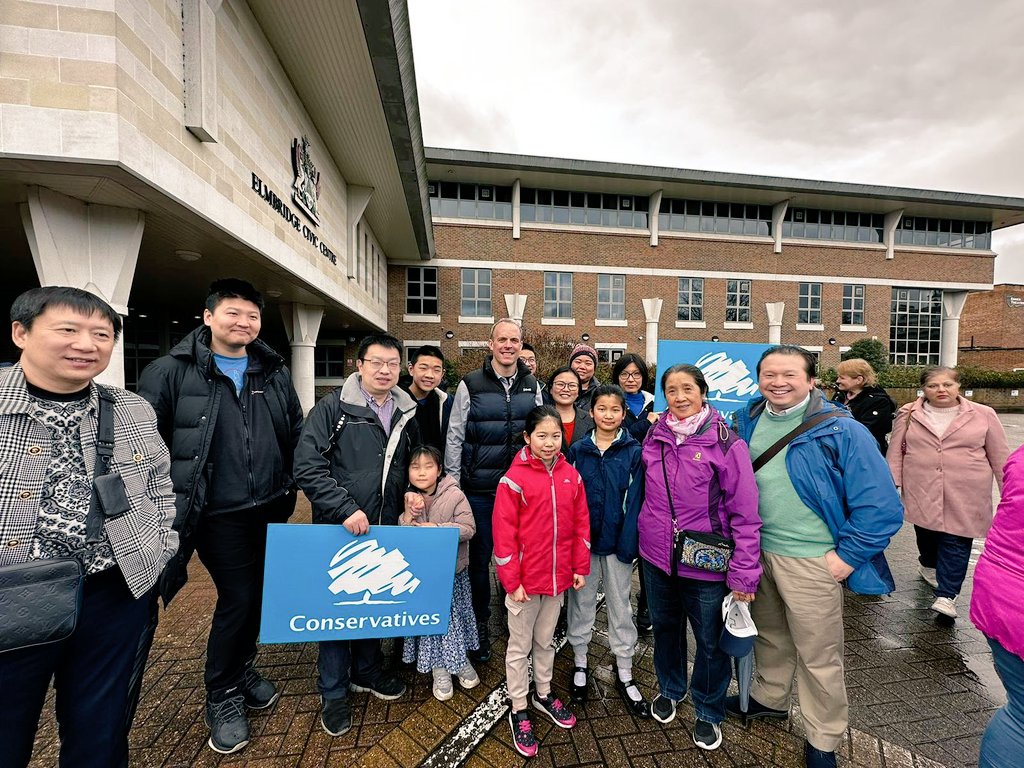 CF_Chinese's tweet image. It may have been grey skies, but it didn't stop us being out and about in Thames Dutton, Elmbridge! @DominicRaab 

Good work @XXingang for organising
