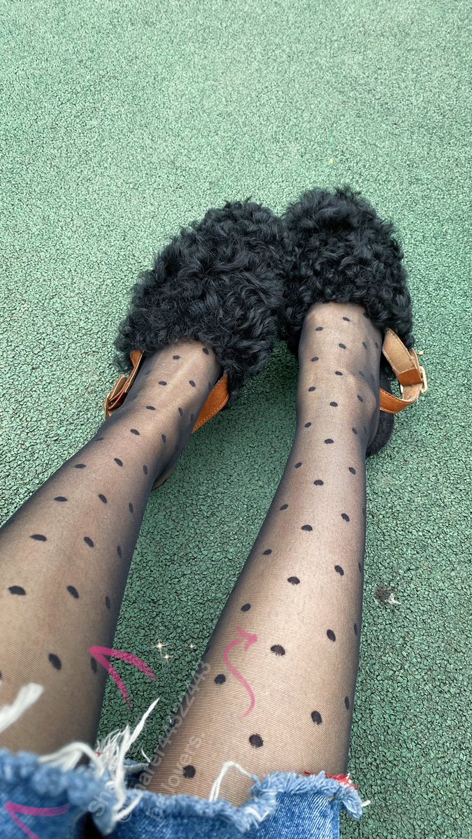 🎀每天的这会都困的不行，然后就狠狠的告诫自己，晚上早点睡，早点睡~~可是一到晚上就不知道哪来的精神头🤭… 
中午回家路上想着拍几张，被晒暖的大爷盯上了…..大爷说“你穿这鞋脚不冷吗？我都还穿保暖裤呢，你就单穿一条裤子？等到我这个年纪你膝盖会疼的”。🤭实在接不上大爷的话，也不好意思拍了。 https://t.co/Qj02qKWhJg