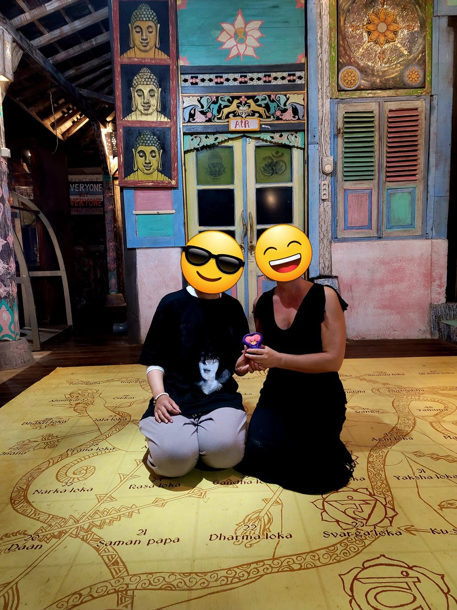 CestLaVie_1230's tweet photo. 고대 인도에서 비롯된 릴라게임
자신을 찾는 여정의 보드게임인데
시작부터 끝까지 장장 16시간이 걸렸다. 각자의 소지품으로
게임에 참여하는데 타타 등판
긴시간 너무 고생했어 타타야😭
연거푸 길을 헤맬때 너를 혼자 내버려둘 수 없다 포기 못한다 하며 버텼어..
고마워💜
#아미의일상 @BTS_twt https://t.co/urdxWy2Bca