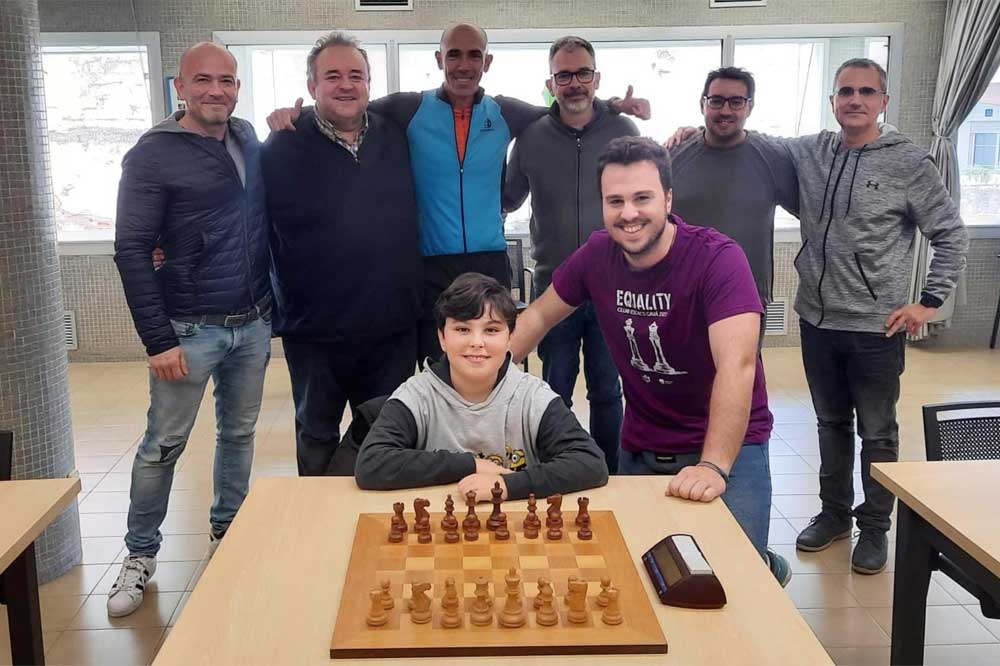 El Club d’Escacs #Gavà aconsegueix l’ascens i torna a la categoria ‘Preferent’. Amb aquesta victòria, l’equip acabava amb 8 matx guanyats d’un total de 9, quedant campió de grup elbruguersdigital.cat/el-escacs-gava…