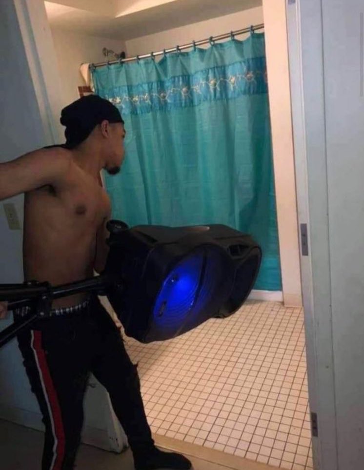 Jalysaa34's tweet image. Niemand:  

Ik: oke k ga douchen