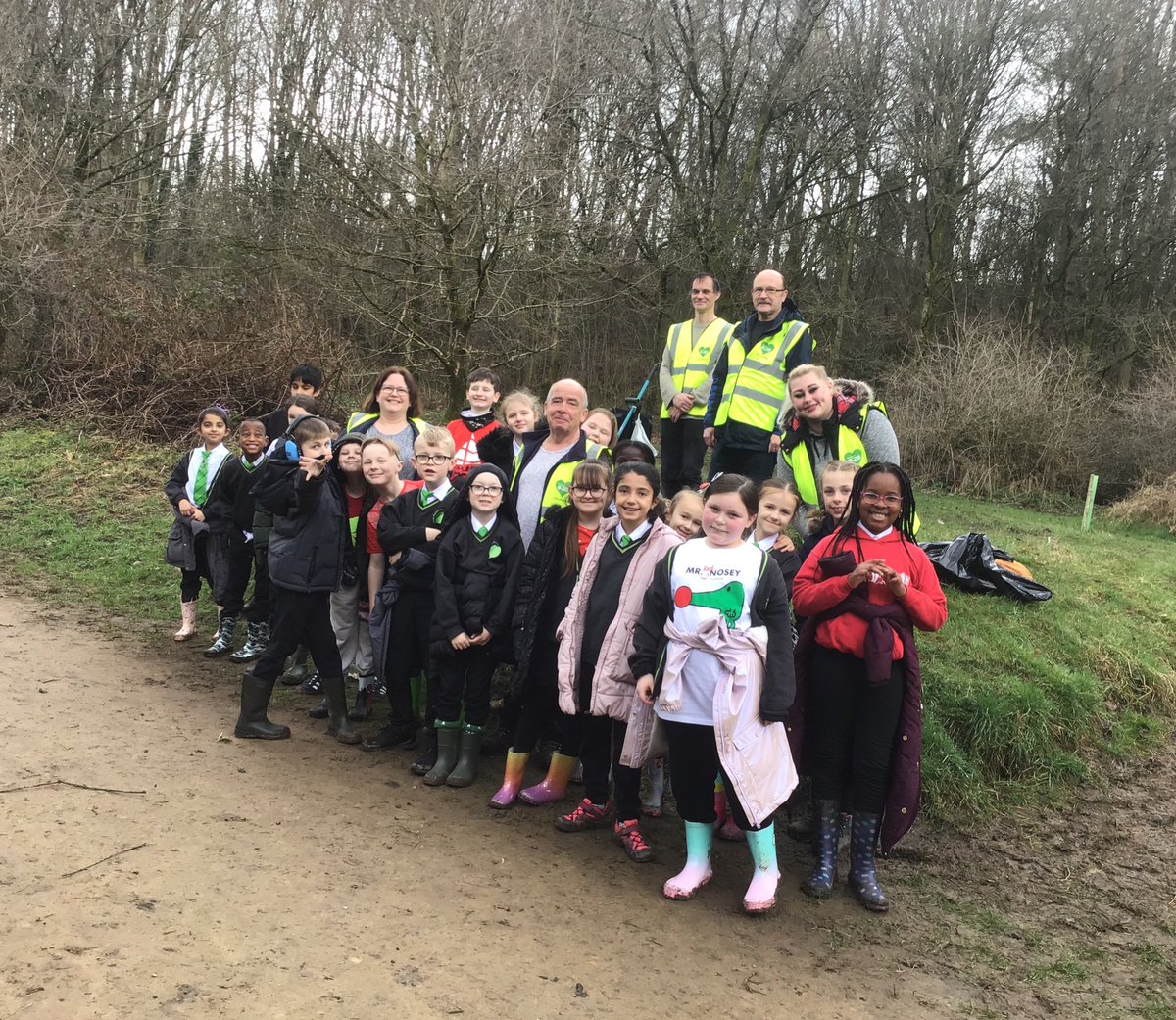 LindenRDPoplar's tweet photo. We really enjoyed planting wildflower seeds with the friends of Tame Valley. We will go back in the summer and see the results @Linden_Science @Linden_Geog @Linden_PDev https://t.co/Z22zUNwsY7