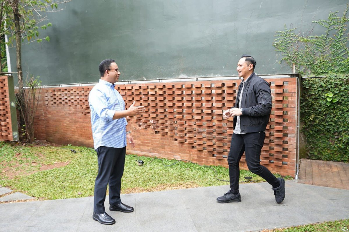 aniesbaswedan's tweet photo. Terima kasih Mas Agus Yudhoyono sudah menyempatkan hari ini datang ke rumah untuk tukar pikiran tentang berbagai hal yang berkaitan dengan kemajuan bangsa dan negara.

#AniesBaswedan #AgusHarimurtiYudhoyono #AHY #PartaiDemokrat #KoalisiPerubahan #UntukIndonesia https://t.co/CgMYKdPZL0
