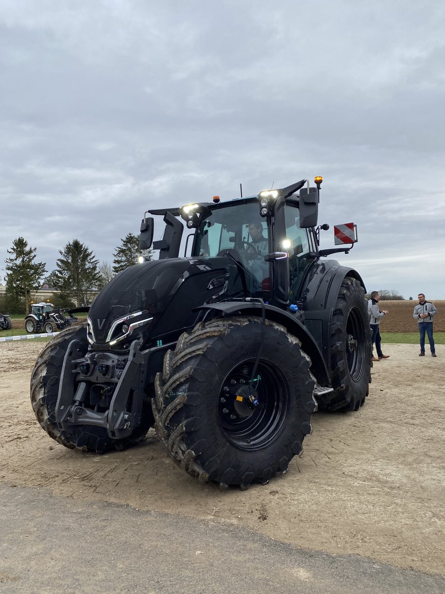 CMOnord's tweet photo. @YARA_france avec @ValtraGlobal au #Smartour de Somme Vesle 51
#tracteur #fertilisation #OAD @Atfarm_fr https://t.co/oDAG2Aw9v7