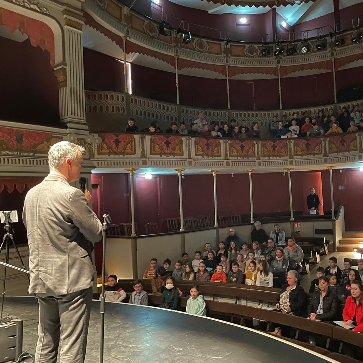 DSDEN70's tweet photo. 📚 Ouverture de la première session des finales départementales du concours de lecture à voix haute "Les Petits Champions de la Lecture" par @phdestable, IA-DASEN, au Théâtre de Gray. Bonne chance à tous les participants ! @championlecture @acbesancon @NathalieAlber15 https://t.co/LF4UD40OaB
