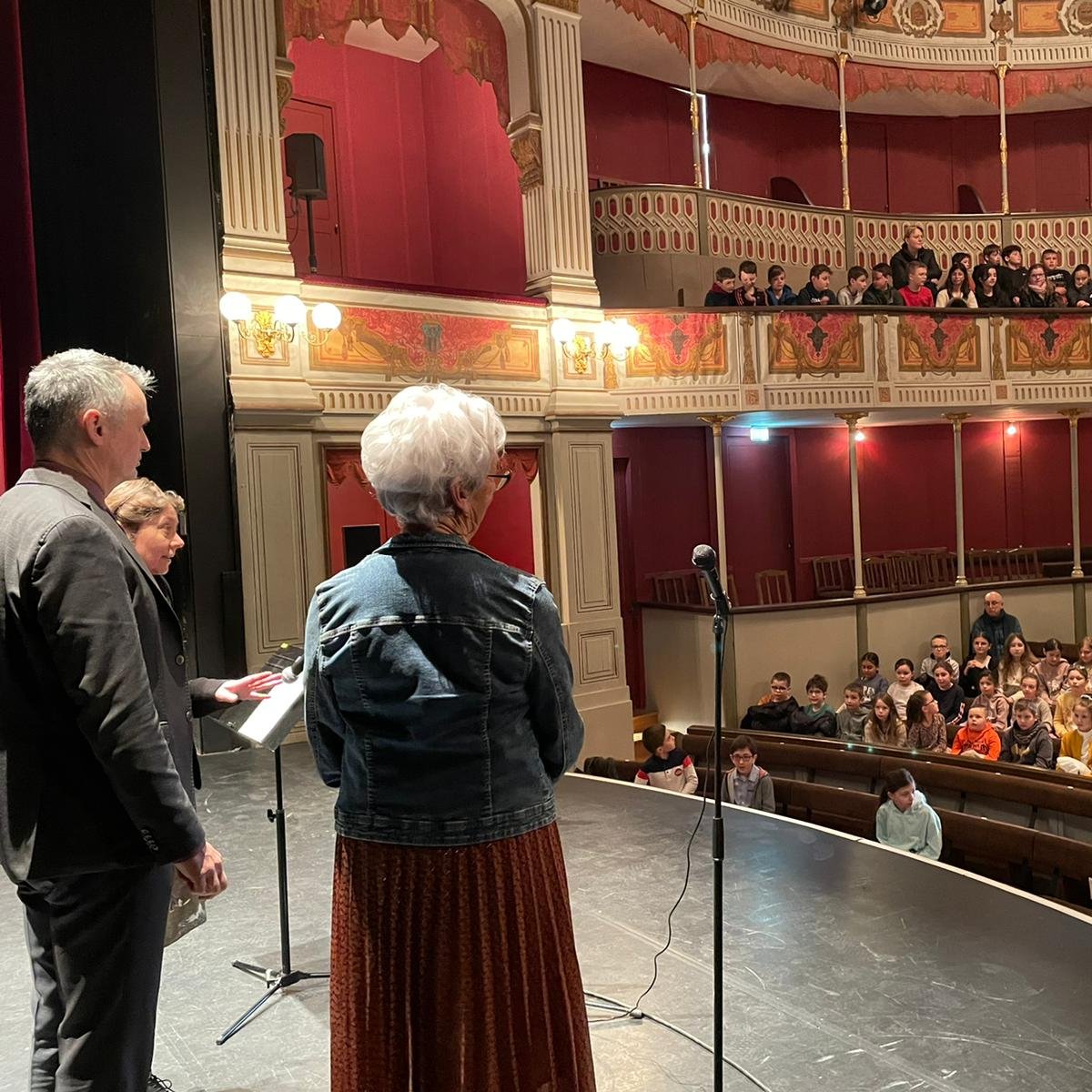 DSDEN de la Haute-Saône (@dsden70) on Twitter photo 📚 Ouverture de la première session des finales départementales du concours de lecture à voix haute "Les Petits Champions de la Lecture" par @phdestable, IA-DASEN, au Théâtre de Gray. Bonne chance à tous les participants ! <a href="/championlecture/">Les Petits champions de la lecture</a> <a href="/acbesancon/">Académie de Besançon</a> <a href="/NathalieAlber15/">Nathalie Albert-Moretti</a> 📚 Ouverture de la première session des finales départementales du concours de lecture à voix haute "Les Petits Champions de la Lecture" par @phdestable, IA-DASEN, au Théâtre de Gray. Bonne chance à tous les participants ! <a href="/championlecture/">Les Petits champions de la lecture</a> <a href="/acbesancon/">Académie de Besançon</a> <a href="/NathalieAlber15/">Nathalie Albert-Moretti</a>