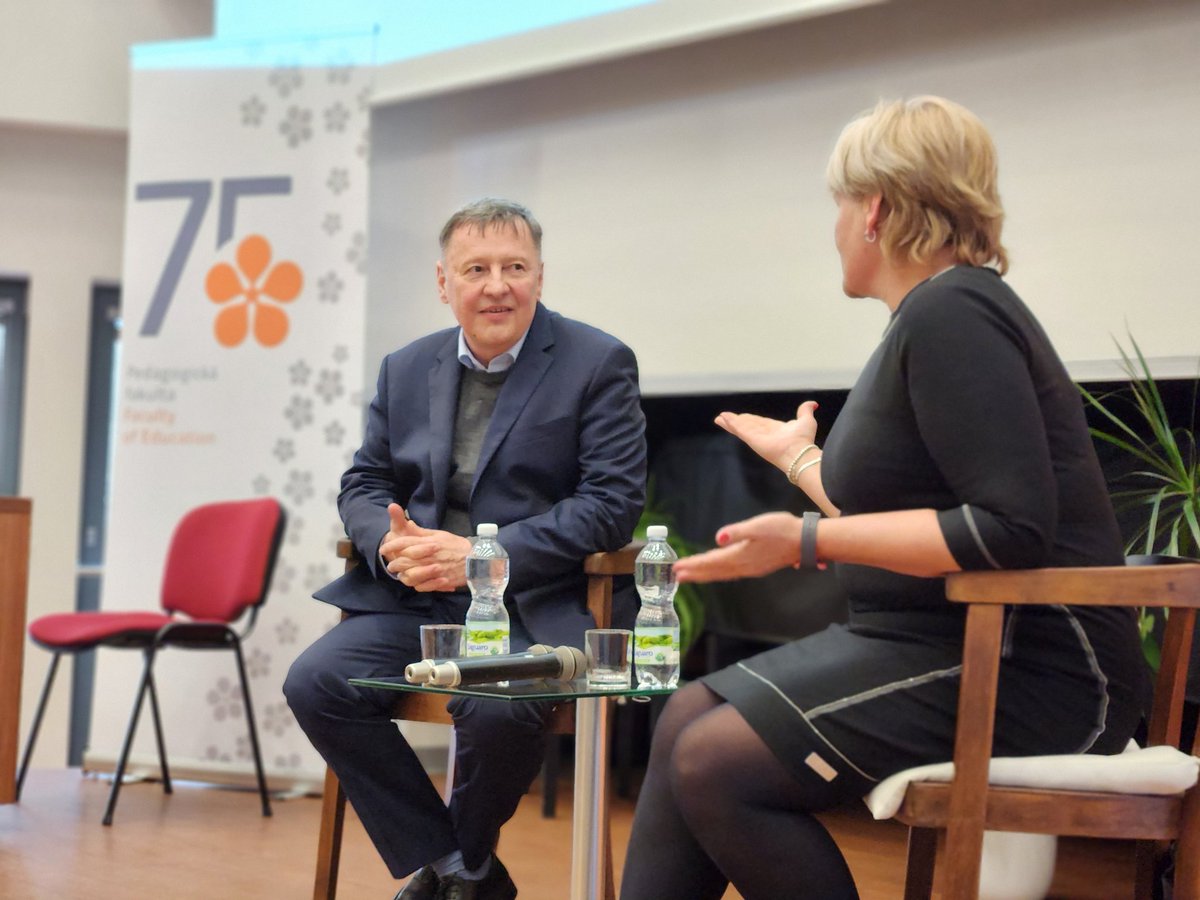 Vyšší prestiž učitelského povolání, smysluplná redukce objemu učiva, zákon o pedagogických pracovnících nebo odměňování ve školství. 

Na tato témata padaly včera dotazy v aule <a href="/pfjcu/">Pedagogická fakulta JU</a> na ministra školství <a href="/VladimirBalas/">Vladimír Balaš</a>, který sem přijel na pozvání jihočeských poslanců @STANcz.