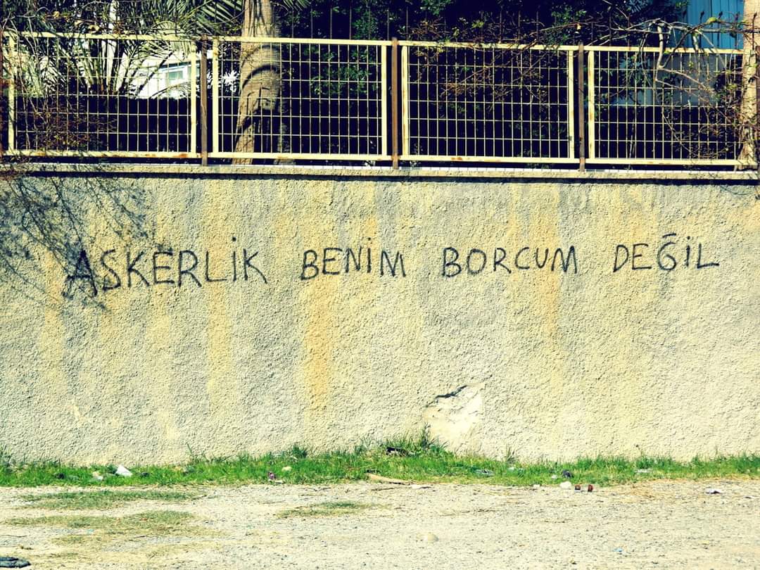 Kıbrıs'ın kuzeyinde silah tutmak istemeyen insanlar yine askeri mahkemelerde yargılanmak ve hapse atılmakla karşı karşıya. Vicdani Ret Yasası konusunda muhalefet harekete geçmeli.
#vicdanirethaktır