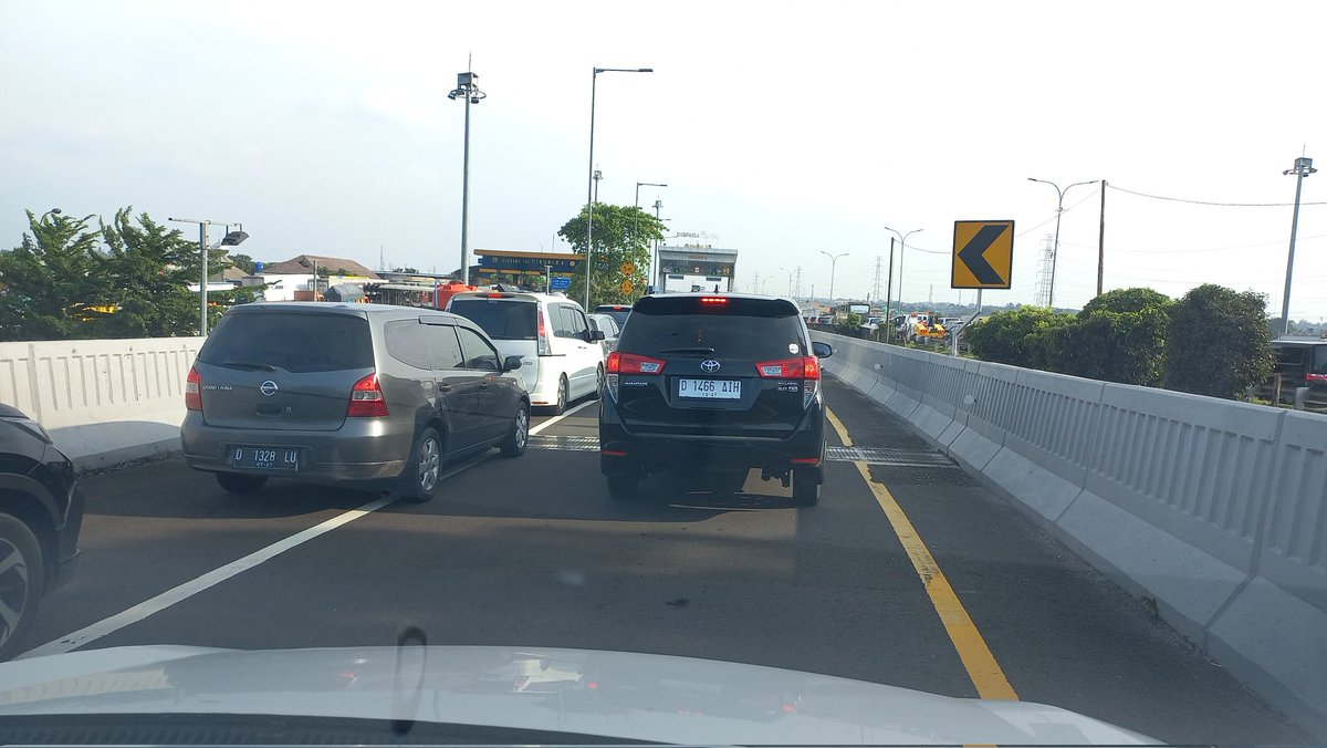markuni's tweet photo. @RadioElshinta gerbang tol Cikunir arah JOR macet total, sudah lebih 20 menit https://t.co/6uGN5Y9H8v