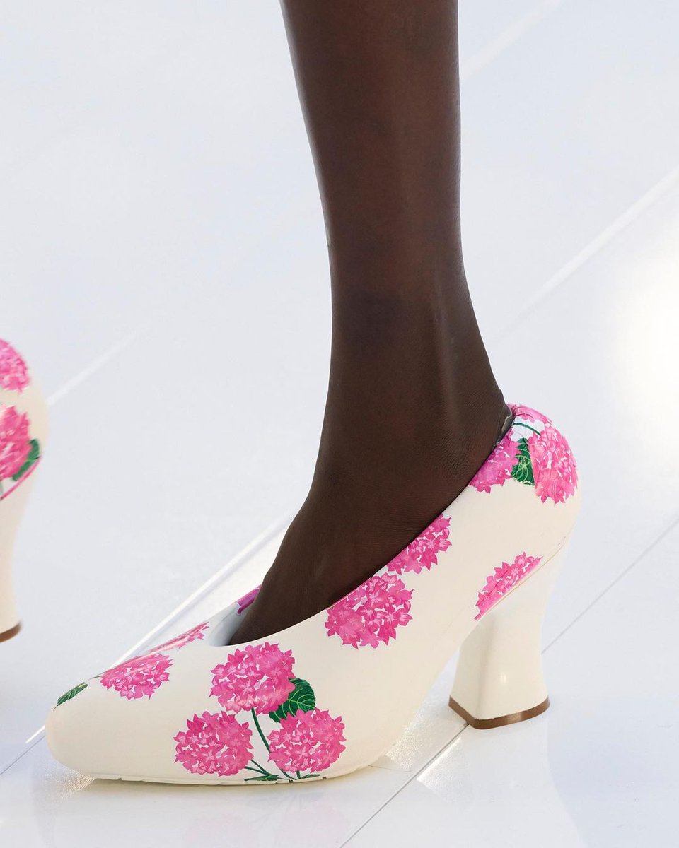 Grazia_es's tweet photo. De Sailor Moon a las botas de Astroboy, pasando por el rosa Barbie, los zapatos ‘Daisy’, el estilo Minnie Mouse o las Bratz, los dibujos animados, los cómics o los videojuegos son la inspiración de una nueva tendencia llamada #Cartooncore que hoy analizamos.
#Tendencias2023 https://t.co/ntYWA2cWZi