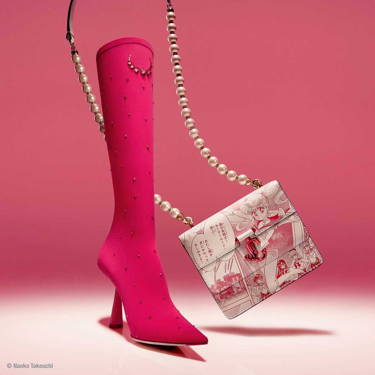 Grazia_es's tweet photo. De Sailor Moon a las botas de Astroboy, pasando por el rosa Barbie, los zapatos ‘Daisy’, el estilo Minnie Mouse o las Bratz, los dibujos animados, los cómics o los videojuegos son la inspiración de una nueva tendencia llamada #Cartooncore que hoy analizamos.
#Tendencias2023 https://t.co/ntYWA2cWZi
