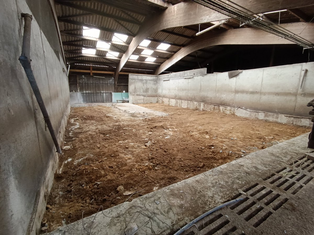 Déjà 1,5 ans que notre salle de traite est démontée.
Il est temps a nous de tout démolir pour attribuer une nouvelle fonction a cet espace