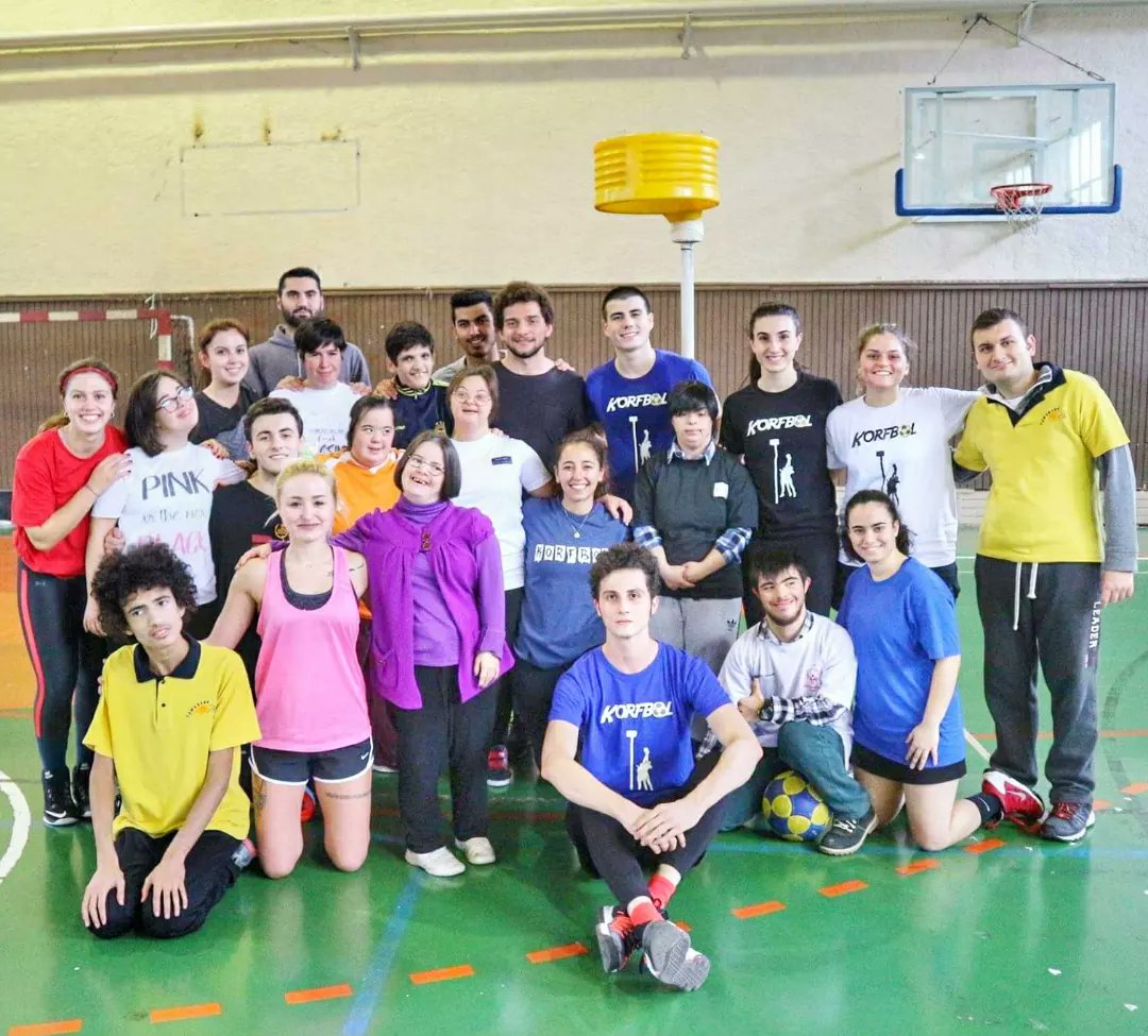 Marmara_Korfbol's tweet photo. 21 Mart Dünya Down Sendromu Farkındalik Günü #dostlarkromozomsaymaz #lovedoesntcountchromosomes #downsyndrome #worlddownsyndromeday #korfball #korfbol #korfbal #ilovekorfball https://t.co/lb8sSIfbfJ