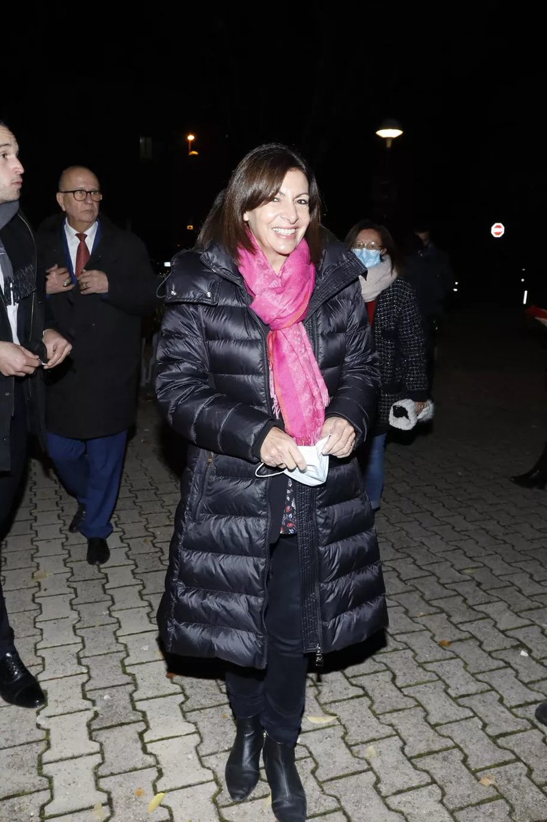 Il n'y a pas que les collants Monoprix ➡️ on apprend qu'#AnneHidalgo s'est aussi fait rembourser par les contribuables "une doudoune Canada Goose achetée aux Galeries Lafayette en 2017, pour 925 €". ... #saccageparis
marianne.net/societe/medias…