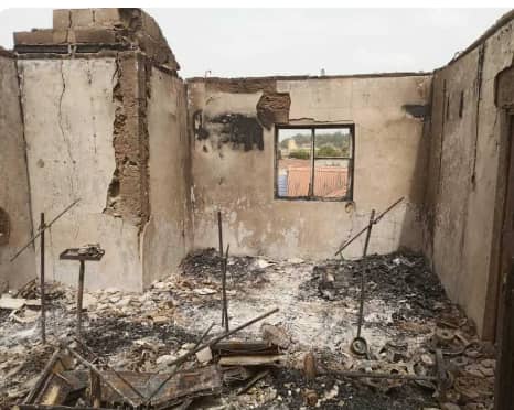 Ondoeyee's tweet photo. BIZARRE: A 75-year-old grandmother, Iforiti Oloro, has allegedly set her son, grand-daughter, and two grandchildren, ablaze at Aponmu, a suburb of Akure in Ondo state. https://t.co/fIZdLCJkHW