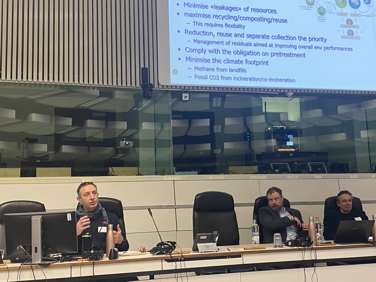 zerowasteeurope's tweet image. Our very own - and @ScuolaAgrariaMB’s  - @enzofavoino now presents the goals of mixed waste management in the age of #circulareconomy. You can find them all on ZWE’s “Building a bridge strategy” policy briefing: tinyurl.com/27898u7u 👌🏻

#MixedWasteSorting