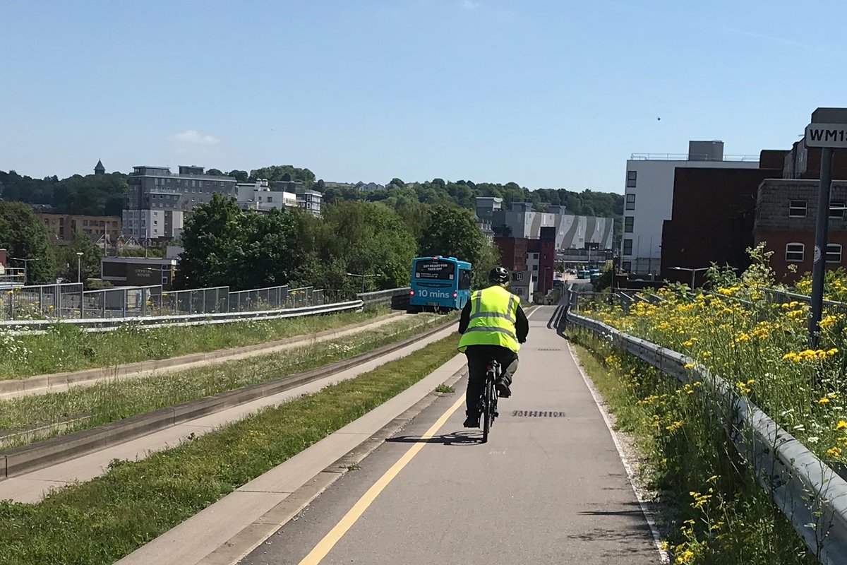 Come to Luton Town Hall foyer tomorrow, from 5:30pm-7:30 pm, and have a chat with our Active Travel team about how we improve cycling and walking in Luton. 🚴🚶

📝You can also us know your thoughts at engage.luton.gov.uk/walkingandcycl…