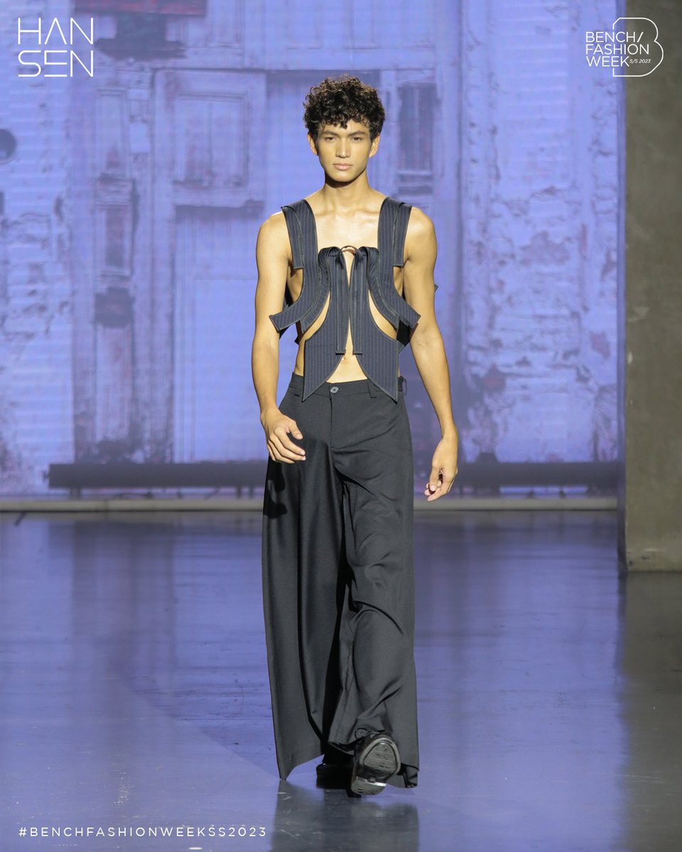 LOfficiel_PH's tweet photo. Filipino designer #BonHansen revisits ‘El Filibusterismo’ for #BENCHFashionWeekSS23. The collection offers a modern take on Simoun’s character with a beautiful display of unconventional menswear silhouettes. Learn more about the collection at https://t.co/dLC18oNDKy https://t.co/lLQEji1Kos