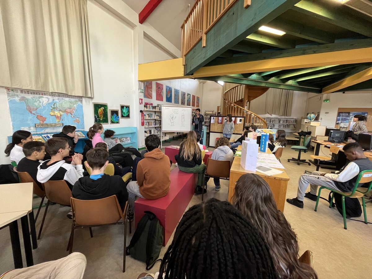 marie_dumaine's tweet photo. C’est parti ! Première journée de résidence de journaliste avec @rodho_g Camille Jourdan en partenariat avec @ClemiBesancon @DraeacBFC @acbesancon #media #semainedelapresse #ecriture #DessinDePresse #journalisme 👏@MalrauxCollege https://t.co/SrrnSwksNf