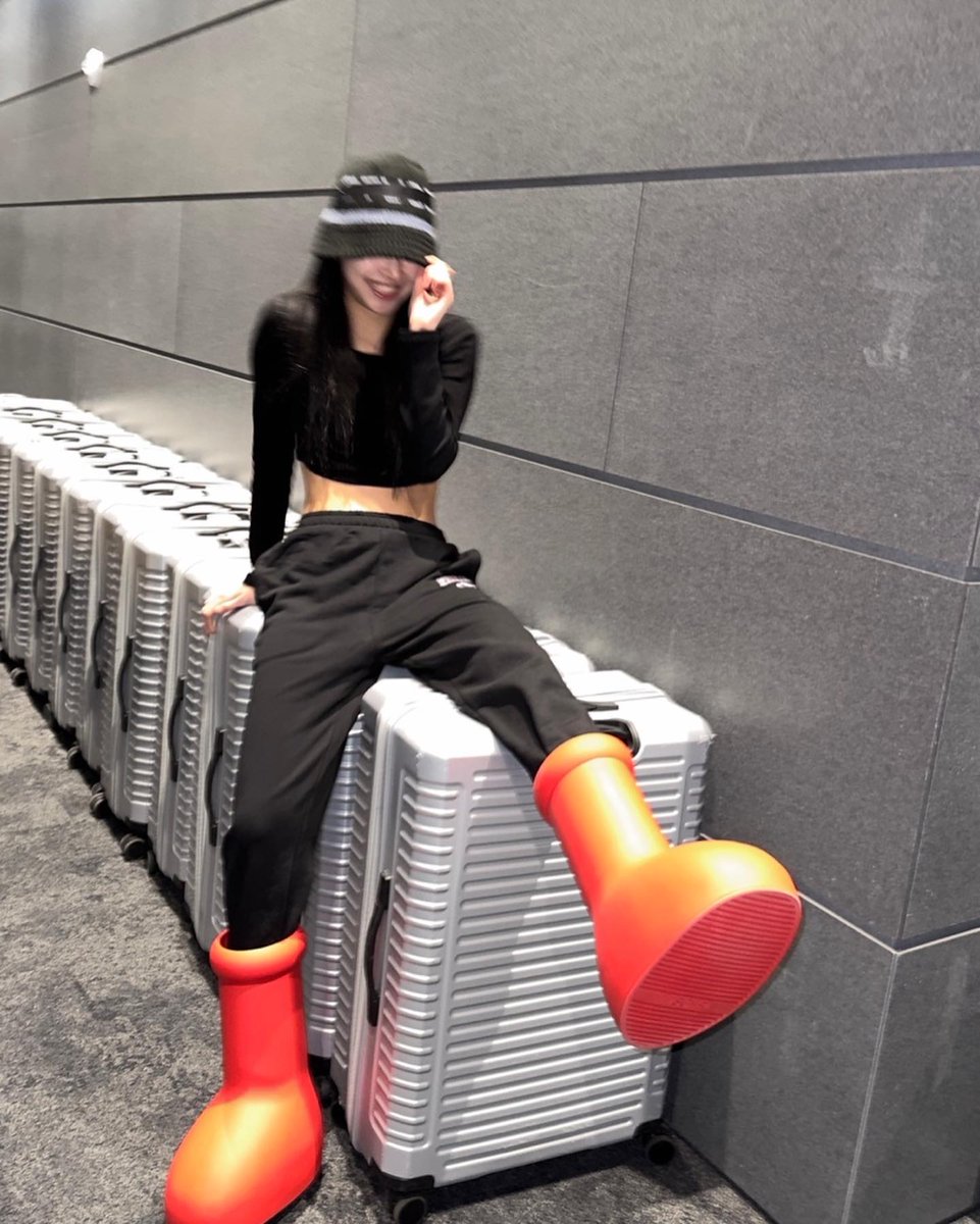 elsserafim's tweet photo. eunchae wearing @mschf's Big Red Boot ❤️👢 https://t.co/fRnATP14iE