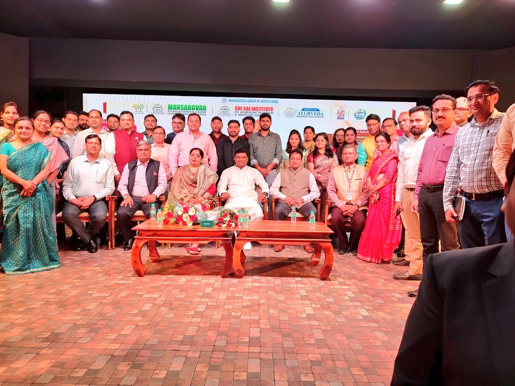 आज भोपाल के मानसरोवर आयुर्वेद महाविद्यालय में आयोजित "दीक्षारंभ" कार्यक्रम में सम्मिलित हुआ। एवं आयुर्वेद प्रथम वर्ष के छात्र-छात्राओं व प्राचार्यों से संवाद किया।

इस अवसर पर मानसरोवर ग्रुप के सीईओ श्री गौरव तिवारी जी व उनकी माताजी सहित सभी विषय विशेषज्ञ उपस्थित रहे।