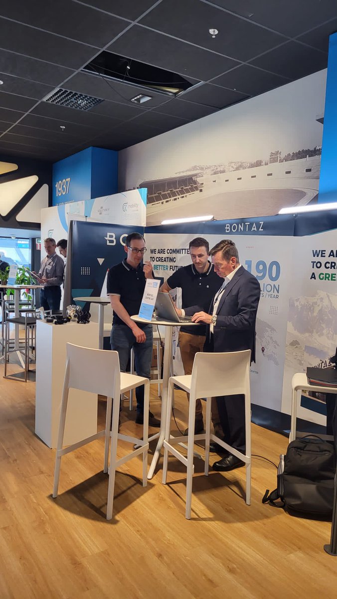 Meet4Hydrogen's tweet photo. LIVE 🔴 Coup d’envoi pour #Meet4Hydrogen #HyPorts à l'@orangevelodrome ⏱️
👉 2 jours 100% #hydrogène dédié au #maritime, #fluvial et #portuaire
👉 Conférence #HyPorts, rendez-vous d’affaires, #networking… 2 jours de rencontres et d’échanges entre experts de la filière 🙌 https://t.co/yJcaF61qCS