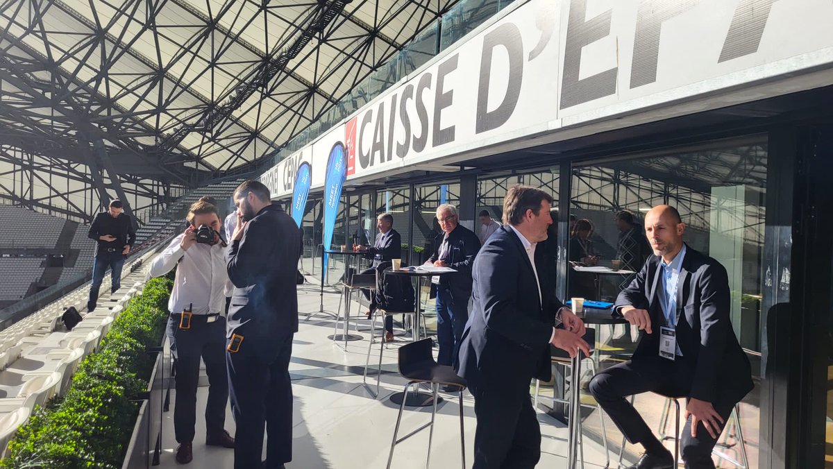 Meet4Hydrogen's tweet photo. LIVE 🔴 Coup d’envoi pour #Meet4Hydrogen #HyPorts à l'@orangevelodrome ⏱️
👉 2 jours 100% #hydrogène dédié au #maritime, #fluvial et #portuaire
👉 Conférence #HyPorts, rendez-vous d’affaires, #networking… 2 jours de rencontres et d’échanges entre experts de la filière 🙌 https://t.co/yJcaF61qCS