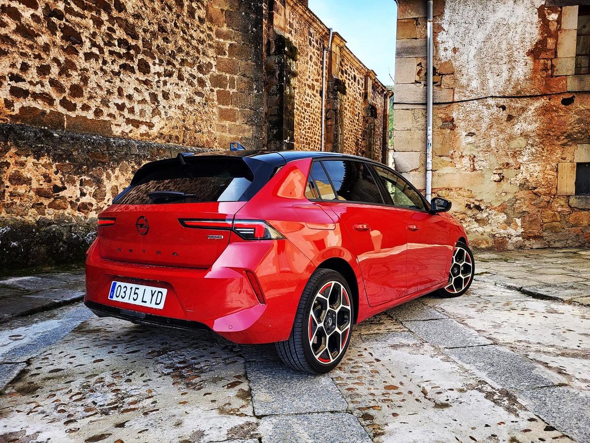 CARandGAS's tweet photo. Probamos el nuevo @Opel_Spain Astra PHEV 180 GSLine 

👌 Lo mejor: Hemos hecho más de 70 km en modo 100 eléctrico. Salto cualitativo enorme comparado con la anterior generación.

👎 Lo peor: solo 40 litros de depósito de gasolina. Sistemas demasiado intrusivos. https://t.co/FbKiGm8IUN