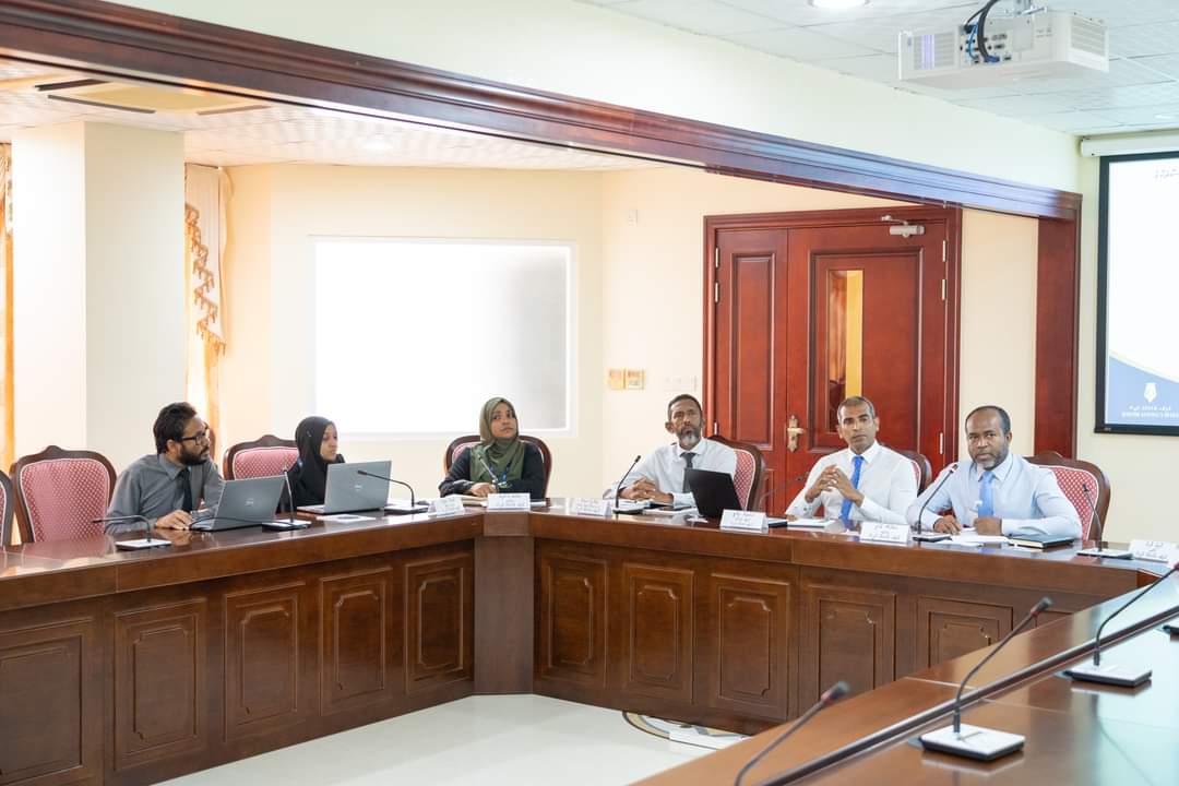 އޮޑިޓަރ ޖެނެރަލްގެ އޮފީހުން ނެރުއްވާފައިވާ އޮޑިޓް ރިޕޯޓްތަކާއި ގުޅޭގޮތުން އެ އިދާރާގެ ބައެއް ބޭފުޅުންނާއި ރައްޔިތުންގެ މަޖިލީހުގެ މާލިއްޔަތު ކޮމިޓީއިން ބައްދަލުކުރެއްވުން