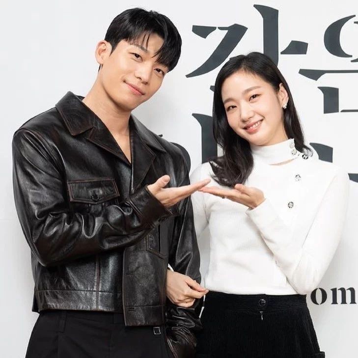 Ladies and Gentlemen , presenting our always confusing money couple. Once again , pls someone cast KimGoEun &amp; Wihajun in an extremely steamy romcom 😭