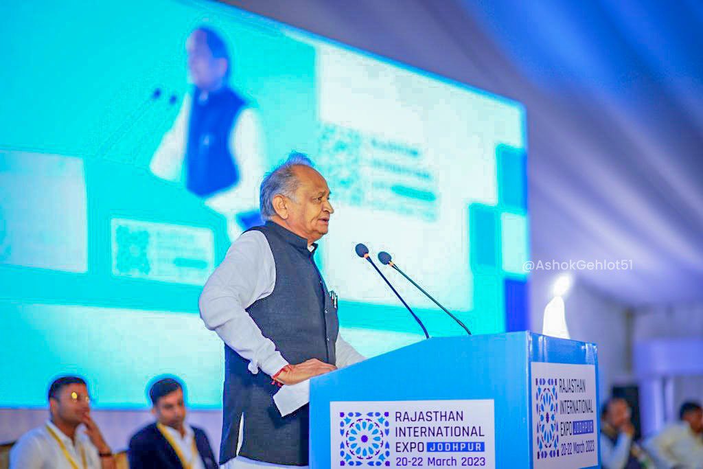 ashokgehlot51's tweet photo. राज्य के उत्पाद
विदेशों तक लाभ

प्रदेश के उत्पादों को वैश्विक स्तर पर पहचान दिलाने और राज्य के व्यवसायियों को अंतरराष्ट्रीय प्लेटफॉर्म दिलाने के उद्देश्य से राजस्थान इंटरनेशनल एक्सपो, जोधपुर में सहभागिता की। https://t.co/tYFCXupEad