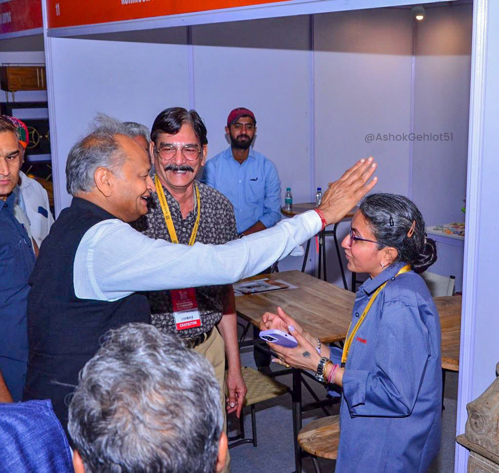 ashokgehlot51's tweet photo. राज्य के उत्पाद
विदेशों तक लाभ

प्रदेश के उत्पादों को वैश्विक स्तर पर पहचान दिलाने और राज्य के व्यवसायियों को अंतरराष्ट्रीय प्लेटफॉर्म दिलाने के उद्देश्य से राजस्थान इंटरनेशनल एक्सपो, जोधपुर में सहभागिता की। https://t.co/tYFCXupEad