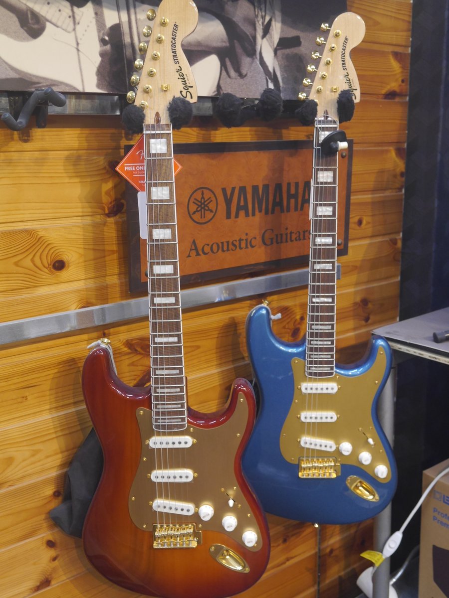 1484_shinjuku's tweet image. 40周年を記念したスクワイヤーの限定モデル‼️
アニバーサリーエディションがございます✨

アルミニウムピックガードにパーロイドのブロックインレイがあしらわれ、ゴールドパーツなど豪華な仕様になっております✨
✅ishibashi.co.jp/ec/product/088…
☑️ishibashi.co.jp/ec/product/088…
#Stratocaster #Strato