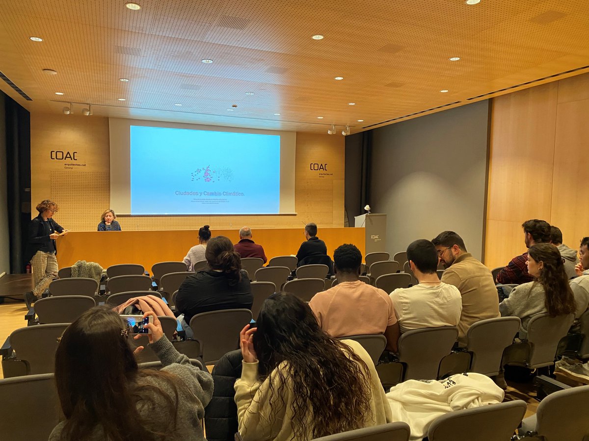 COACGirona's tweet image. 🔴 Comença la conferència 'Ciutats i canvi climàtic. Una proposta de disseny adaptatiu' a càrrec de l'arquitecta Míriam Garcia de #Landlab

🗣️ La xerrada està centrada en com integrar el disseny urbà en l'estratègia global per assolir un desenvolupament sostenible de les ciutats
