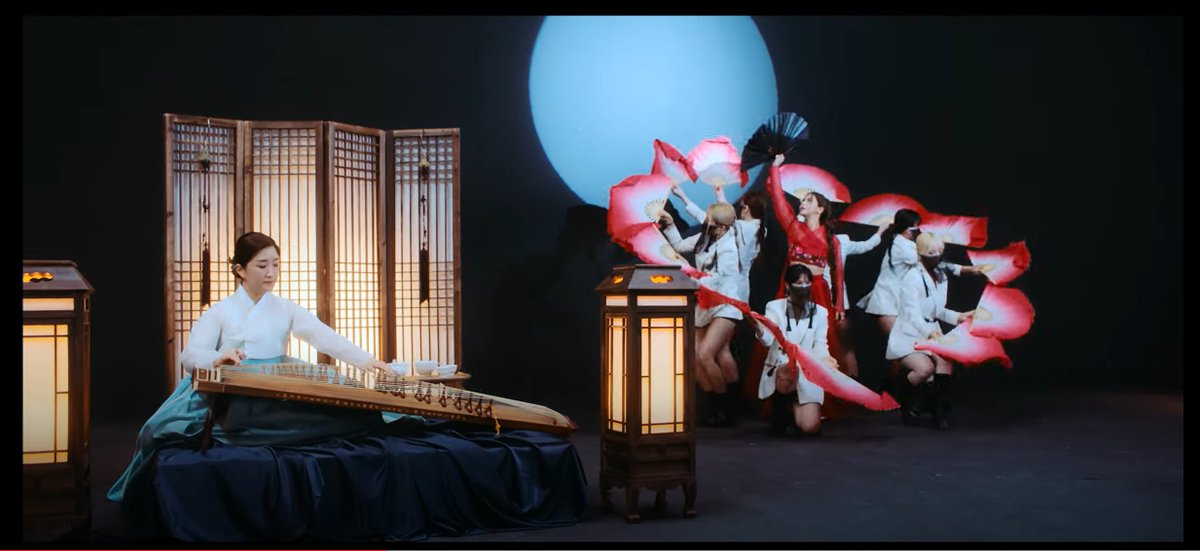 TheKpopProf's tweet photo. 4. Earlier and at the end we see the #가야금 #gayageum, although we barely hear it. Behind the gayageum player we can see #buchaechum #부채춤 a mid 20th century dance (first performed at the Mexico City Olympics). https://t.co/hUC3dbf5gu