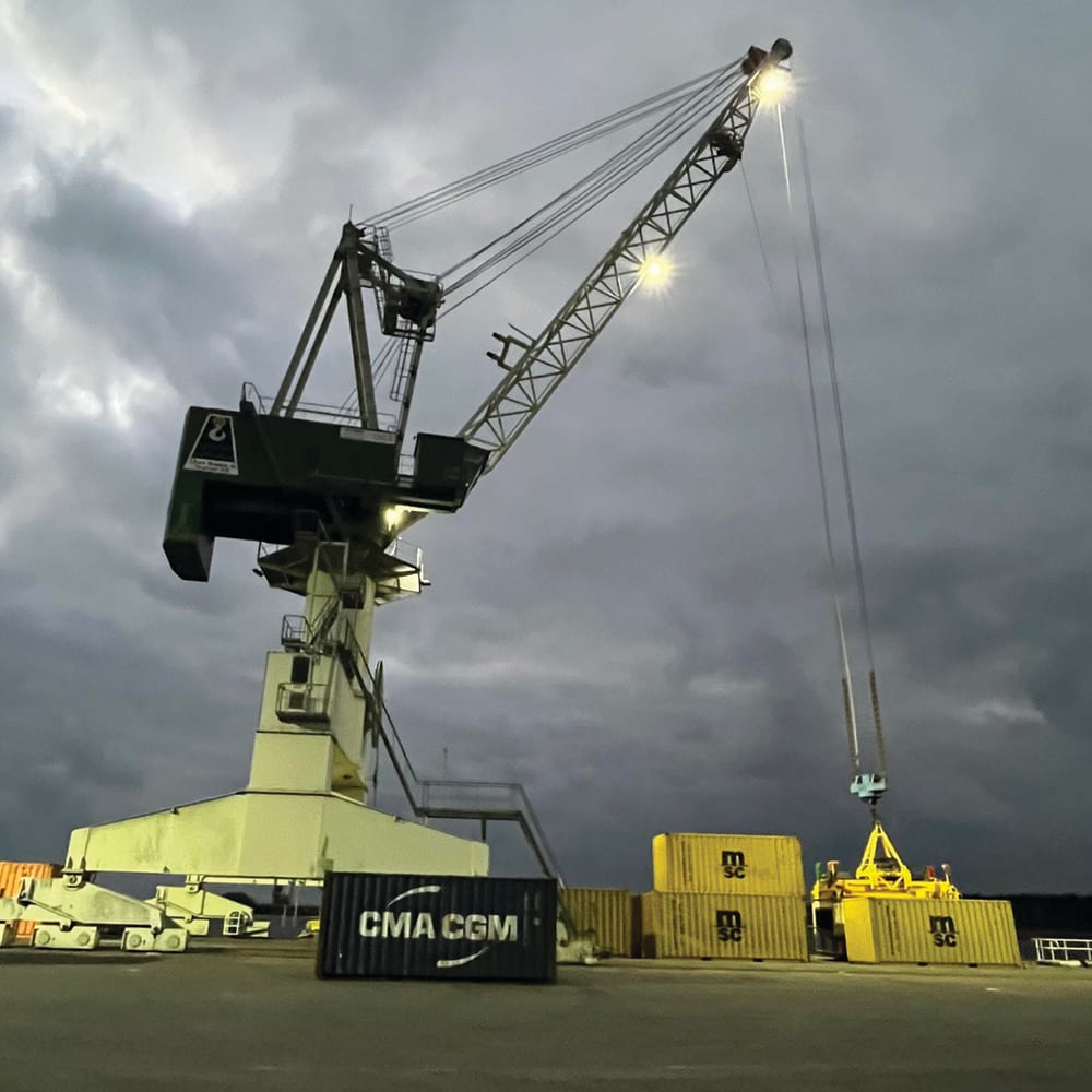 Energisystem's tweet photo. Åhus hamn har installerat kranarmaturen Docker i ett pilotprojekt på deras NDC Containerkran. Vibrationssäkra Docker är utvecklad specifikt för kranbelysning. Armaturen är europatillverkad och har 10 års funktionsgaranti. https://t.co/QlcQJvNWHe https://t.co/k2KjPcD3tt