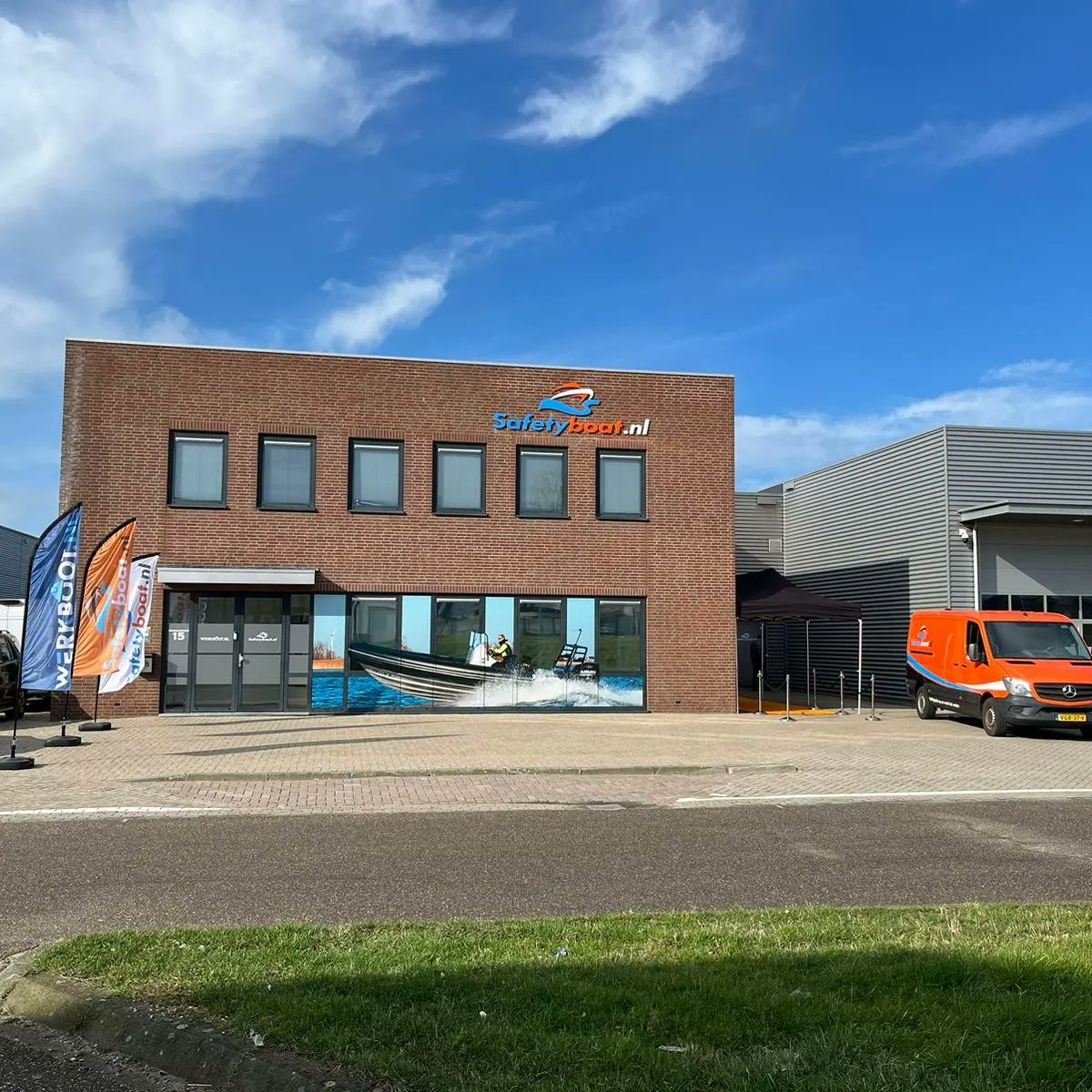 Ons nieuwe pand in Tiel is nu echt af. De afgelopen weken is hard gewerkt aan de belettering en aankleding. Zowel binnen als buiten. Zie hier het resultaat!