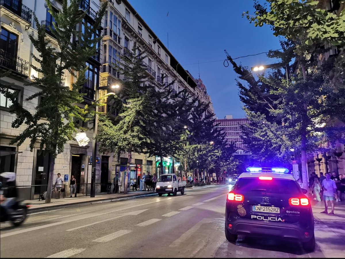 policia's tweet photo. Cierra tu día con una cena 🍽, una película🎞 , un libro 📚...

Y si te toca ir trabajar te mandamos todo nuestro #ánimo 💪

Nosotros comenzamos el turno de noche para que todo esté en #orden 

#BuenasNoches https://t.co/YOuh2qeREb