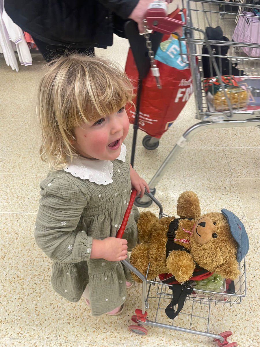 stephanie_MUFC's tweet photo. @BarkiSchool Jofli enjoying a spot of shopping https://t.co/XYdjHFEcrC