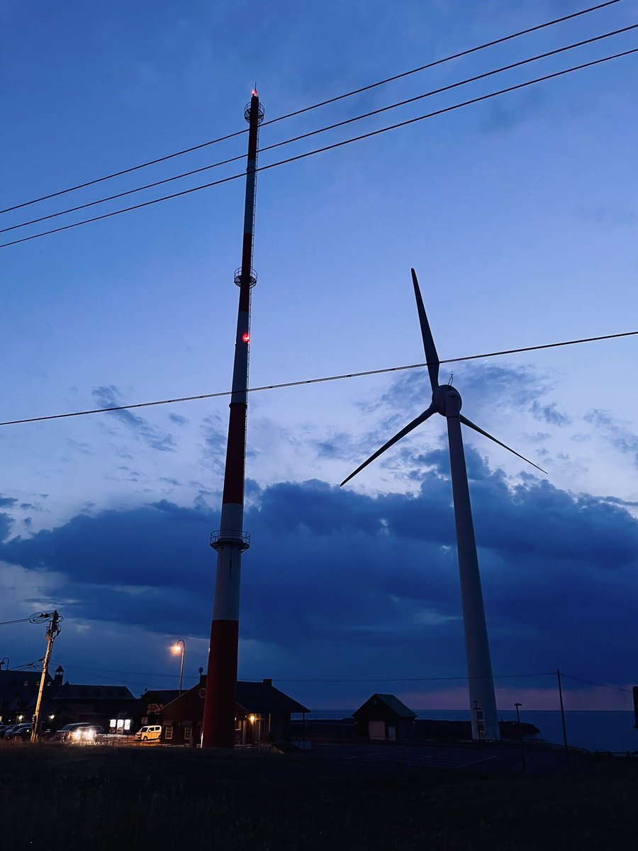 LagerwayのLW50/750じゃ
日暮れ後のトワイライトタイムに赤い灯火が美しい輝いておるのじゃ
日が沈んでからもいい時間が続くのじゃな 