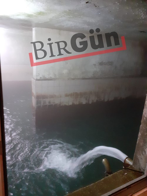 Kızılay’ın maden suyu fabrikasında çekilen görüntülere BirGün ulaştı

Fabrikada maden suyunun dinlendirildiği alanın hijyenden uzak olduğu ve duvarların yosunlaştığı görülüyor. Burada üretilen maden suyunda da arsenik tespit edildi. Detaylar haberimizde 👇
bit.ly/3yU9FPC