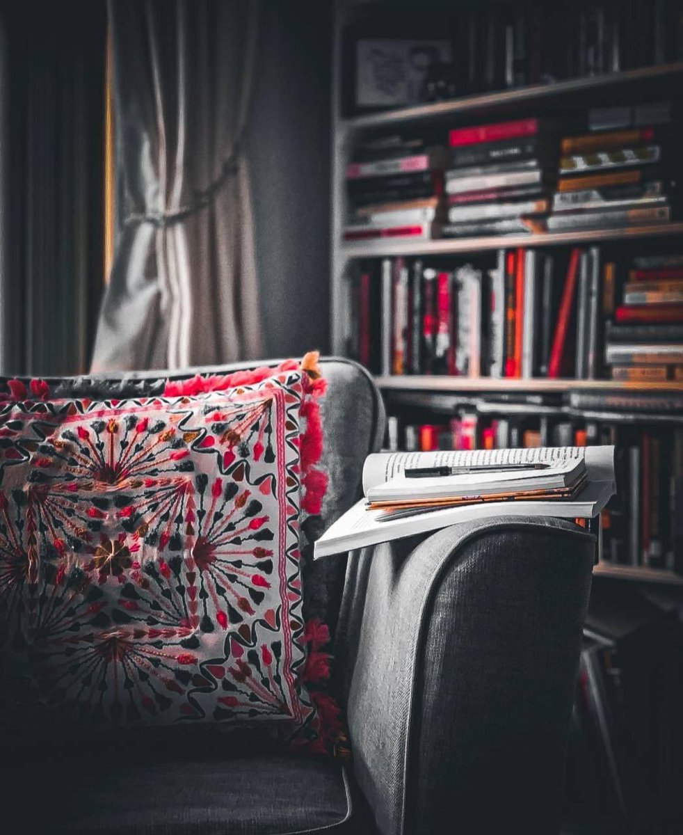 "البُيُوتُ تَحتَاجُ أَنْ تَمتَلِئَ دِينًا، وَعِلْمًا، وَتَربِيَةً، وَحُبًا، وَصَبرًا، وَرَحمَةً، وَأُلفَةً أَكثَرَ مِنَ الأثَاثِ وَالمَظَاهِرِ الكَذَّابَةِ."!