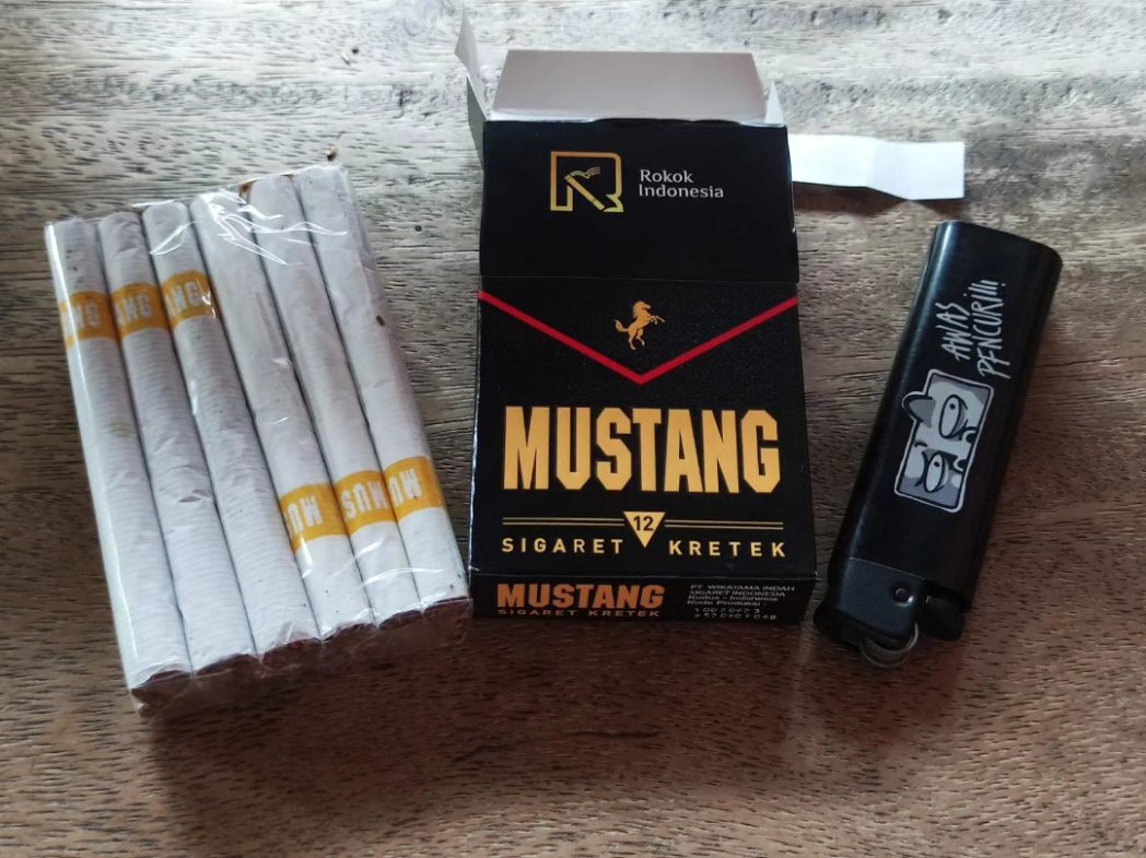 Rokok Indonesia on Twitter: "Aksen garis merah itu menambah citra